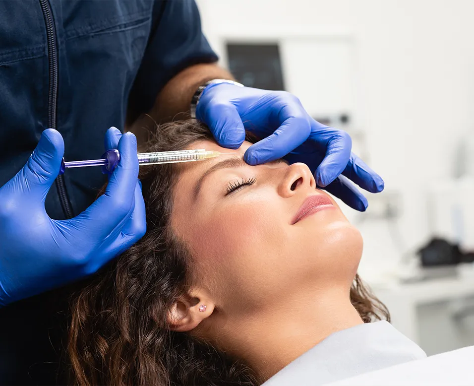 Injection de botox au niveau du front lors d&rsquo;un traitement de m&eacute;decine esth&eacute;tique du visage