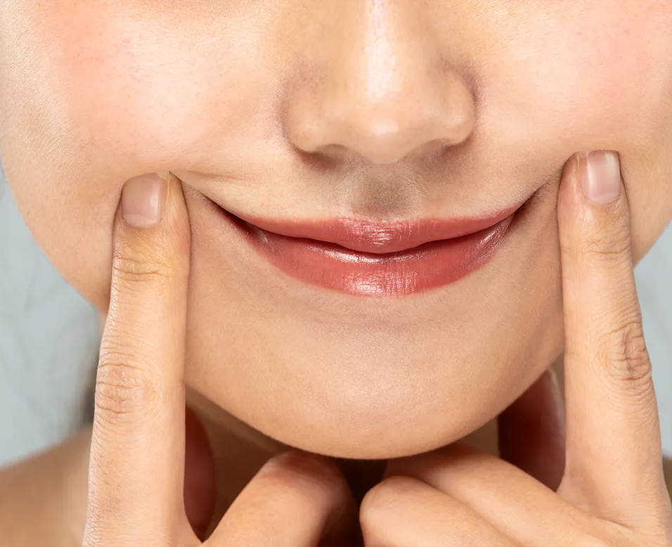 Remodelage des l&egrave;vres et du sourire apr&egrave;s m&eacute;decine esth&eacute;tique du visage